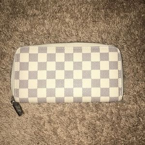 • checkered wallet •